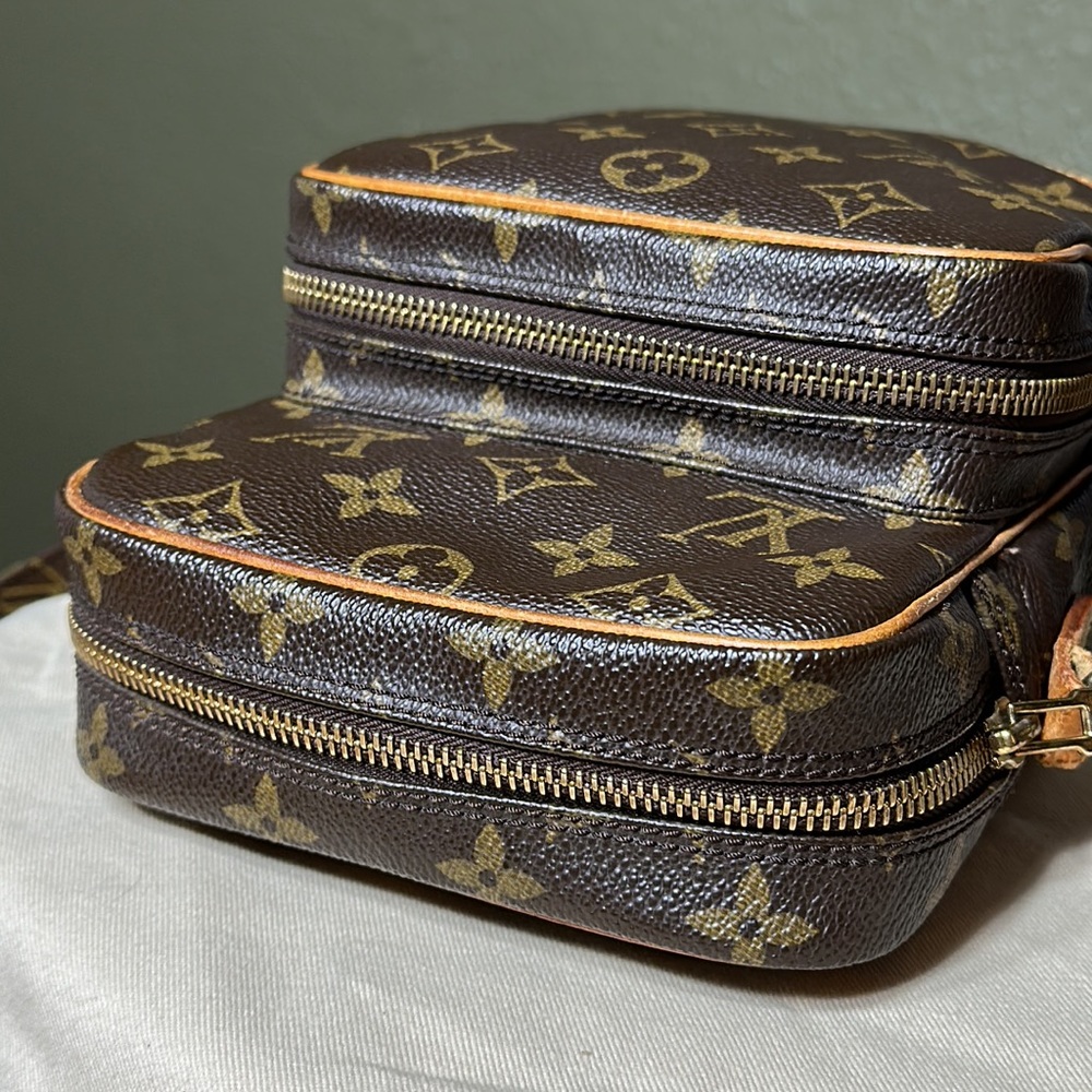 LOUIS VUITTON Monogram Amazone Crossbody - Picture 4 of 16